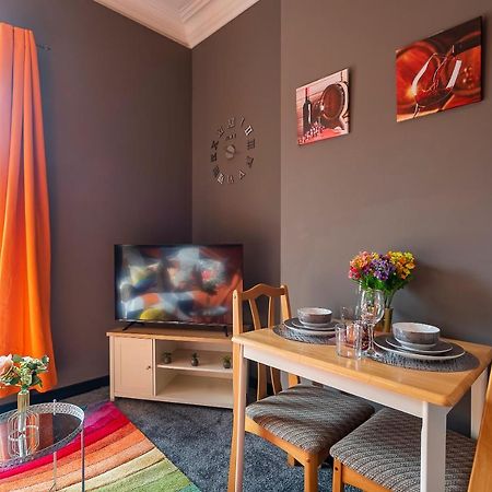 Art-Filled Bohemian 1 Bedroom Apt 2 Beds Colourful Praise Inn Apartment Kingston upon Hull Ngoại thất bức ảnh
