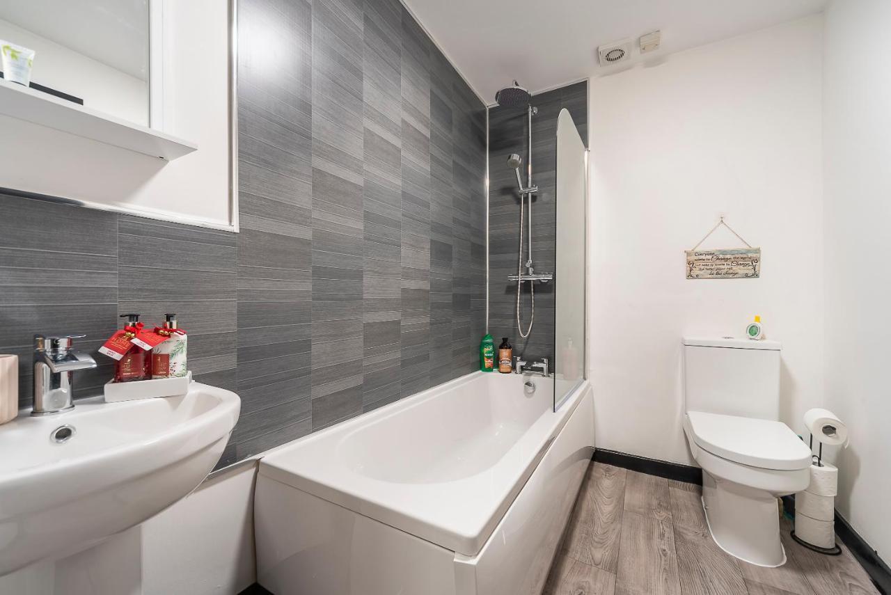 Art-Filled Bohemian 1 Bedroom Apt 2 Beds Colourful Praise Inn Apartment Kingston upon Hull Ngoại thất bức ảnh